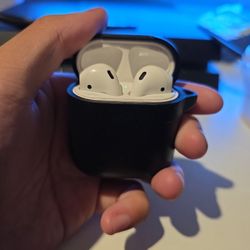 White Apple Airpods 1st Gen