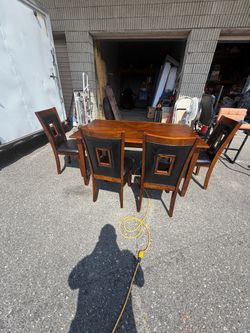 Dining Room Table With 4 chairs And Bench. Very Good Condition. Table sits 6 people .