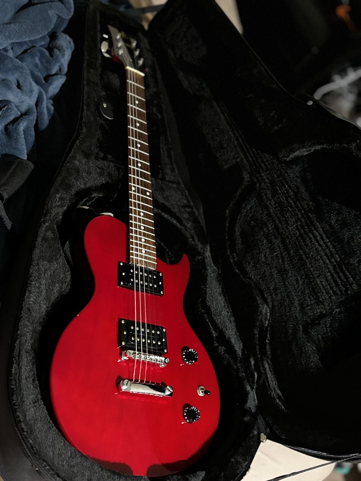 guitar with amplifier case