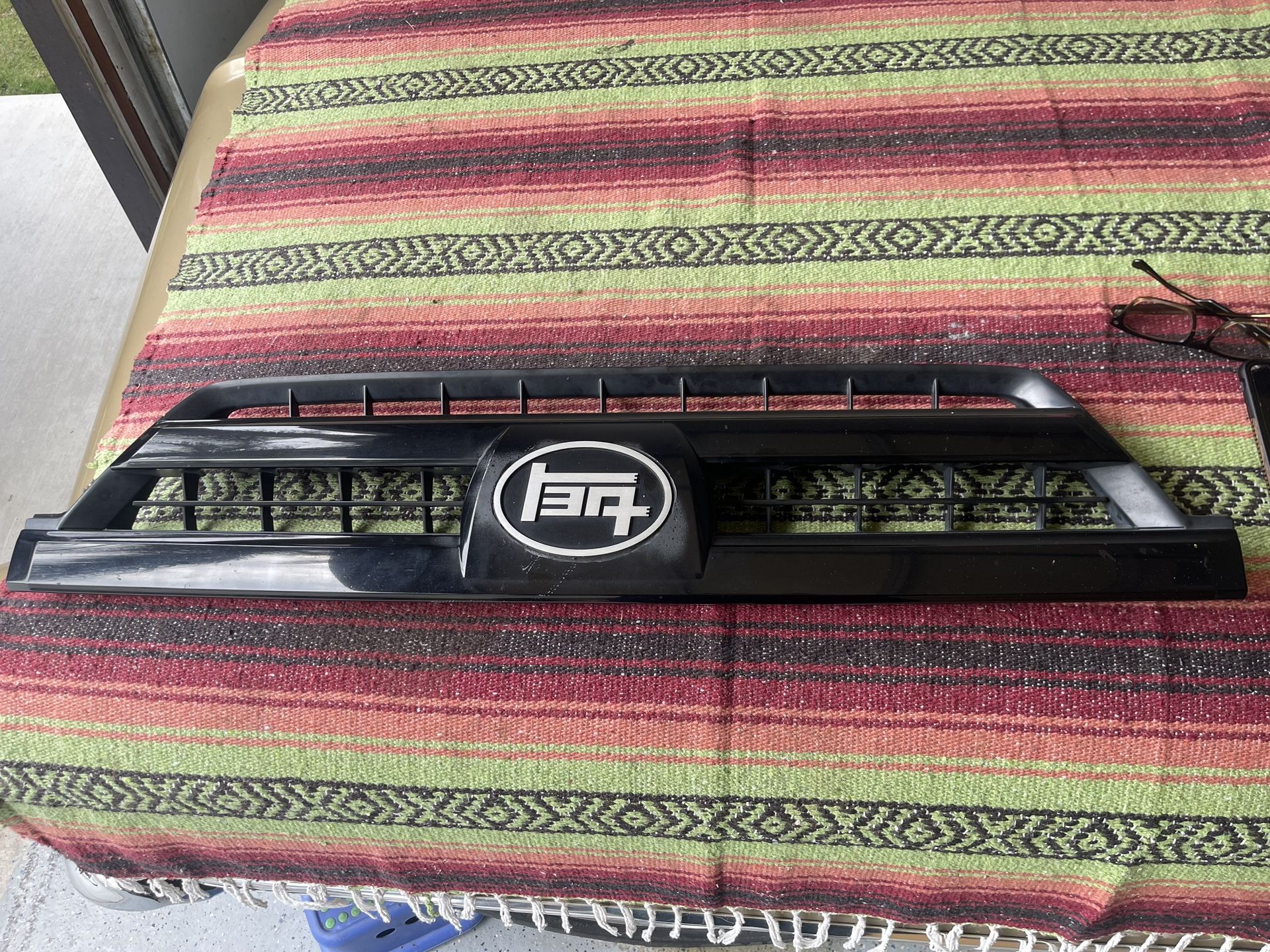 03-05 Toyota 4Runner Grille w/ Aftermarket Teq Emblem