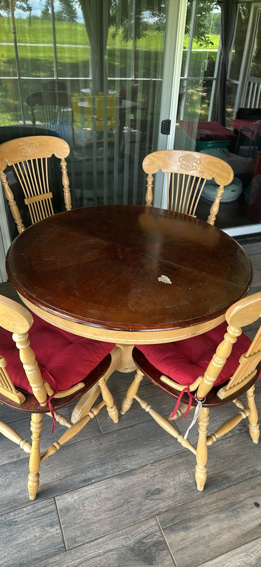 Hardwood Circular Dining Table w/4pc Chair