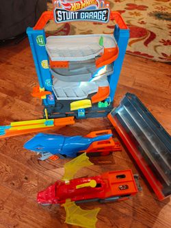 Hot Wheels Stunt Garage Playset