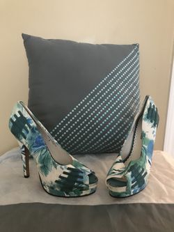 Multi-Colored Blue Green White size 8