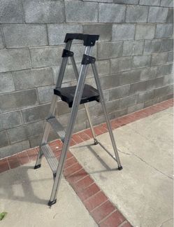 Aluminum step ladder