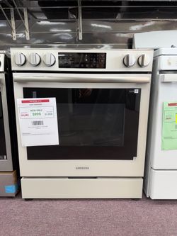 Samsung Gas Range in White