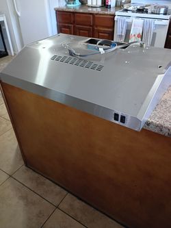 GE, Stainless Steel Range Hood. 30" inches wide