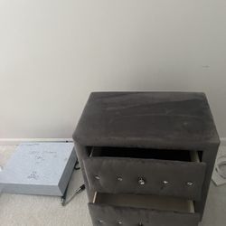 Bed set with dresser free tv-300$ Bed set with 2 box springs and king mattress and dresser and free tv-450$