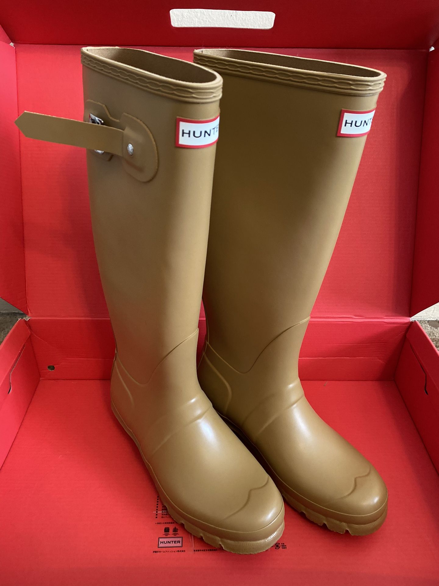 Woman’s Hunter Tall Rain Boots (size 7)