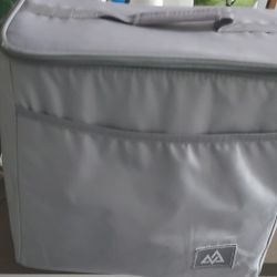 Like New Large Cooler Great For Job Or Beach Has Alot Of Space Inside. 
