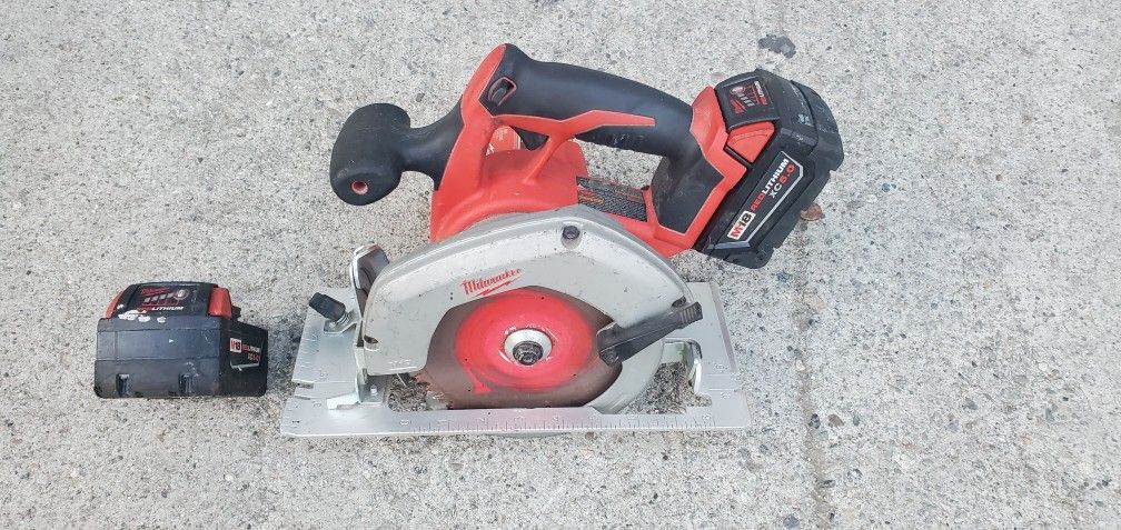 Milwaukee 6 1/2 Circular Saw + 2 Batteries 