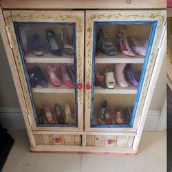 JUST THE RIGHT SHOE COLLECTION IN BEAUTIFUL TABLETOP CABINET CAN BE HUNG AS WELL (29) ALL RETIRED