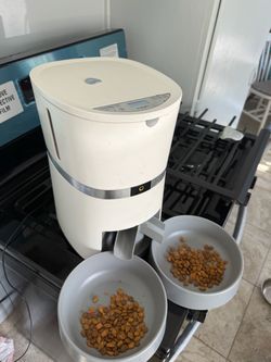 Welltobe dog food or cat food feeder