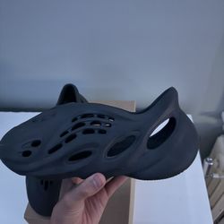 Foam Runners Onix Size 11