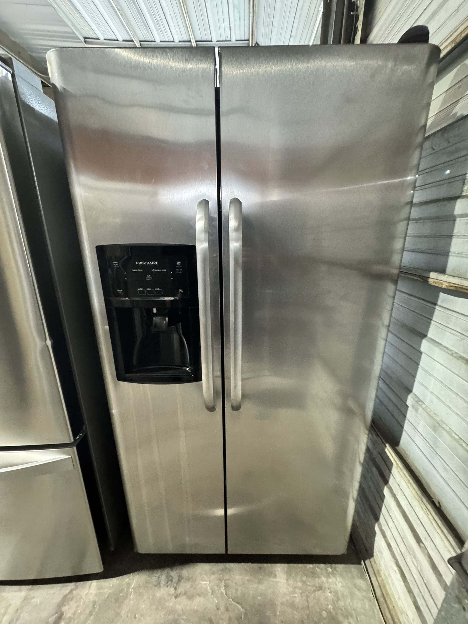 Frigidaire Refrigerator Stainless Steel 36 "width Counter Depth Icemaker And Water Dispenser Don't Work
