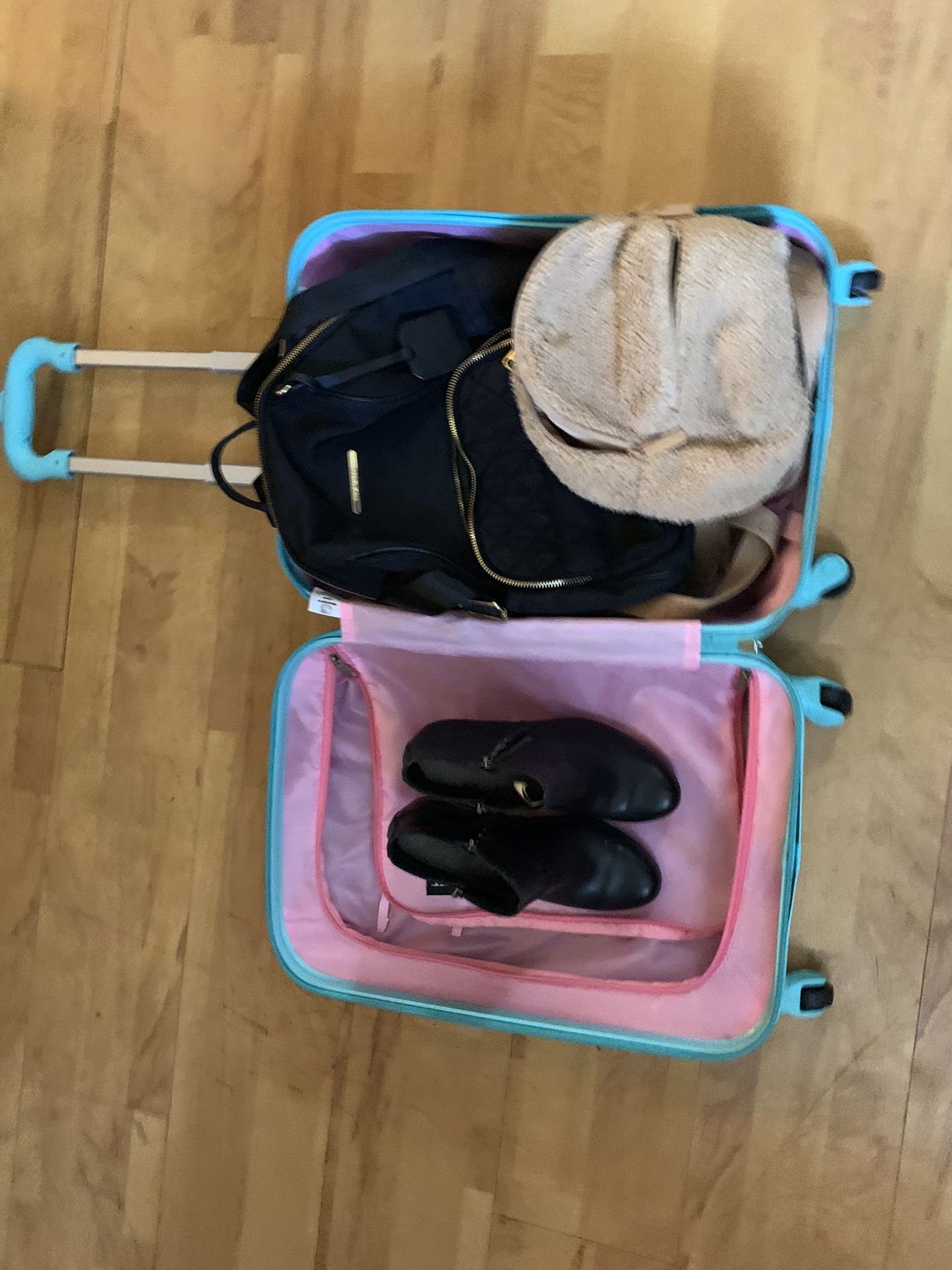 Girls Travel Bundle Hello Kitty • Uggs • Pink • Steve Madden