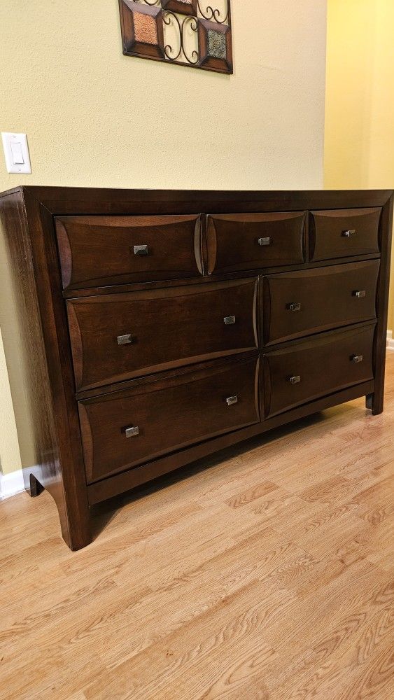 Clean and Nice Brown 7 Drawer Dresser.