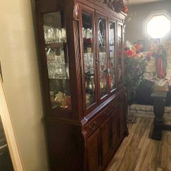 Vintage China Cabinet – Lighted, Glass Shelves, Beautiful Condition

