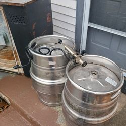 2 EMPTY Kegs, 01 Keg Tap, 01 Kegarator