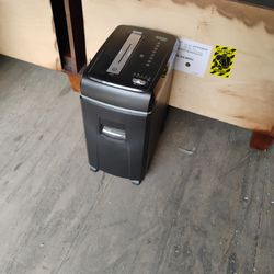 High Security JamFree AU1000MA 10-Sheet Micro-Cut Paper/CD/Credit Card Shredder