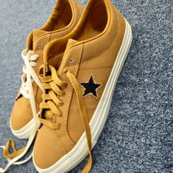 Converse Mens size 9 shoes
