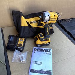 DEWALT ATOMIC 20V MAX LITHIUM-ION CORDLESS BRUSHLESS 1/2-IN VARIABLE SPEED IMPACT WRENCH 5 AH BATTERY AND CHARGER INCLUDED 450 FT-LBS OF TORQUE 