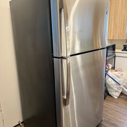 Refrigerator Whirpool ( 33W*66H*31 1/2 depth)