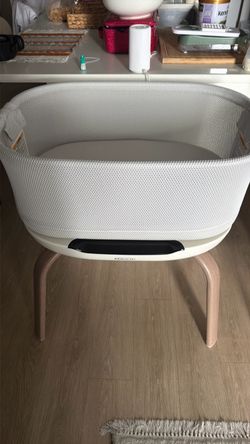 Graco Baby Bassinet with Wood Legs