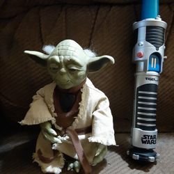 Stars Wars Interactive Yoda And Light Saber