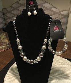 Camera Never Lies crystal like and pearly white Necklace Set
