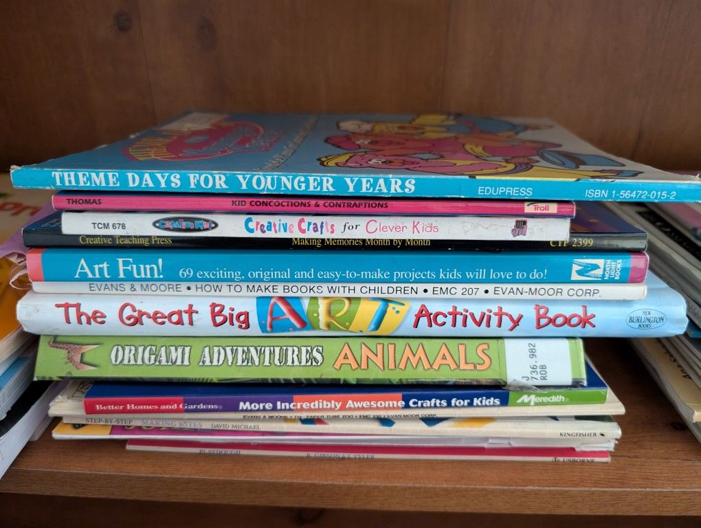 Lot Of CHILDREN'S ARTS AND CRAFTS BOOKS