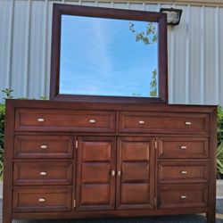 FREE Delivery! 8 Drawer Dresser & Mirror 