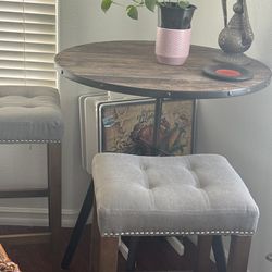 Mesa rústica y  2 bancos