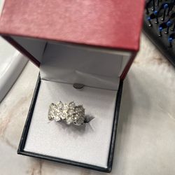 Stunning Women’s size 6 Diamond Ring 