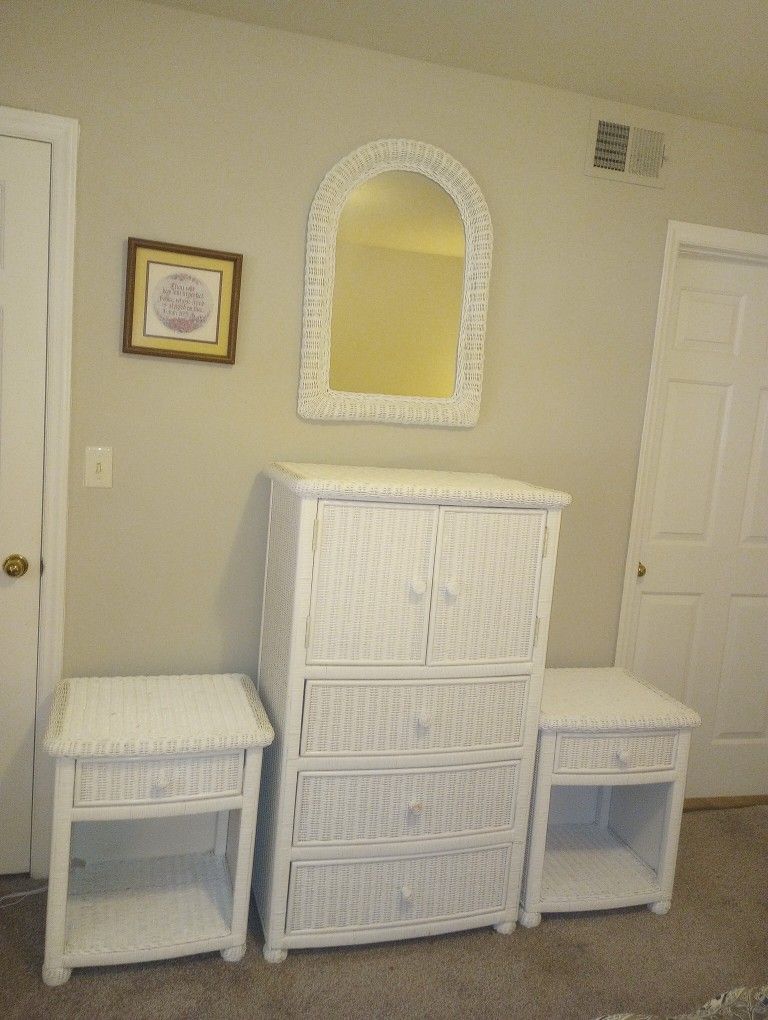 Beautiful White Wicker Bedroom Set