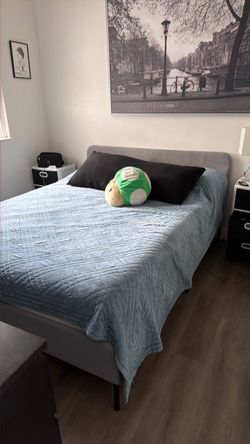 Queen bed with matress