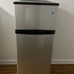 Refregirator Avanti  7.3 Cu Ft 