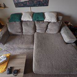 Lindyn 2 piece sectional