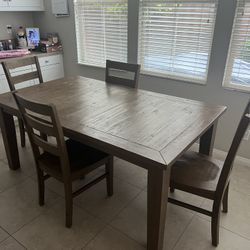 Extendable dining table 