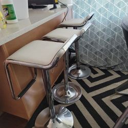 Table With 5 Stool Chairs 