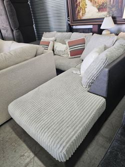 Gray 2PC Sectional w/ RAF Chaise – Delivery Available