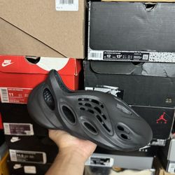 DS Adidas Yeezy Onyx Foam Runner size 10