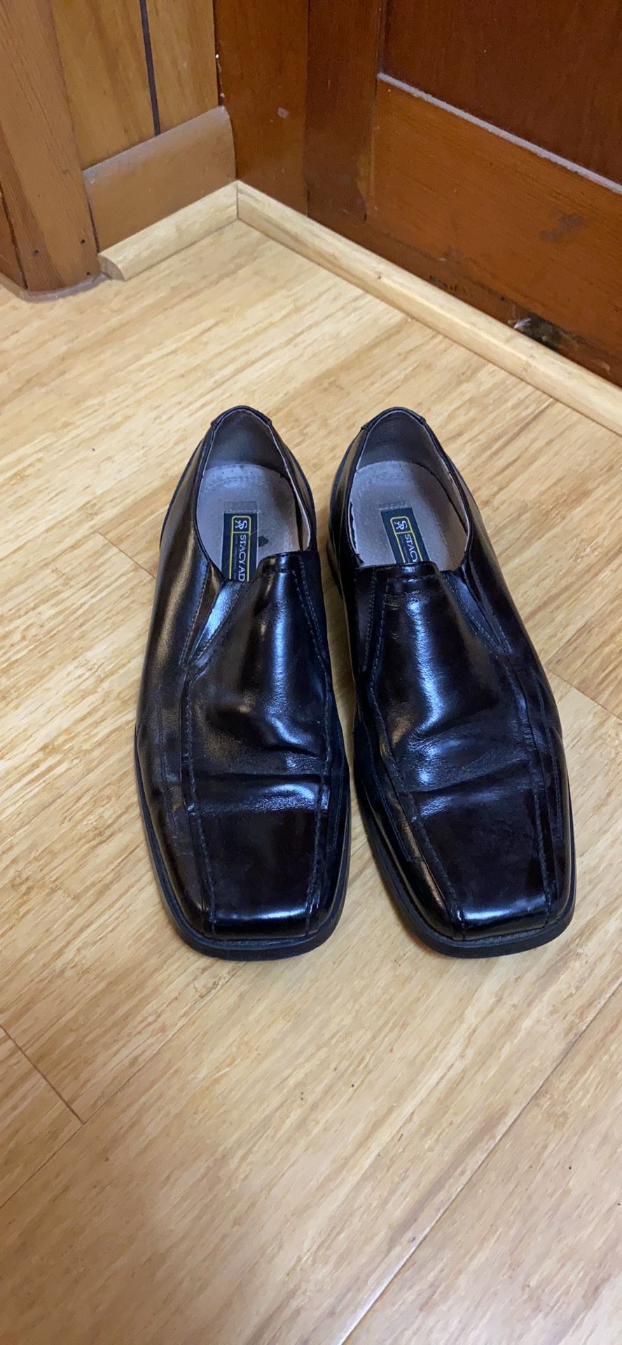Men’s black leather dress shoes