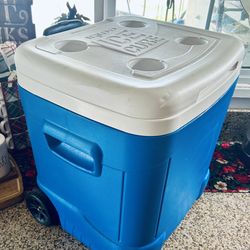 IGLOO Cooler 60 QT Roller Ice Chest (94 Cans) with wheels and retractable handle