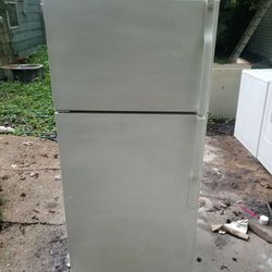 GE refrigerator the dimensions are 28 wide about 6' tall the debt is about  20"