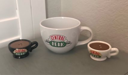 $25 for the set of FRIENDS officially licensed, matching 3-piece Central Perk ceramic kitchen bundle. Perfect for your morning coffee or as display pi