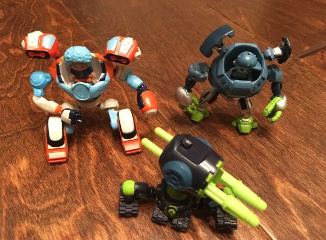 Ready 2 Robot Lot of 2 Figures, 1 Weapon, & 2 Cases