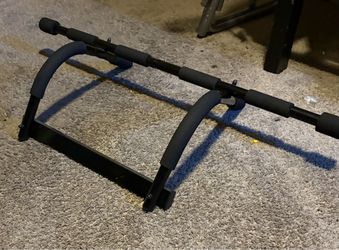Black  at-home pull-up bar