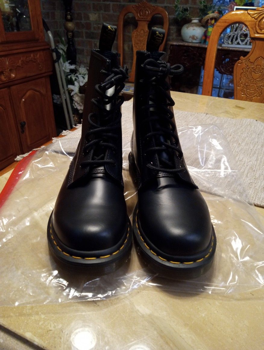 Doc Martens 1460 W Sz 8 $100
