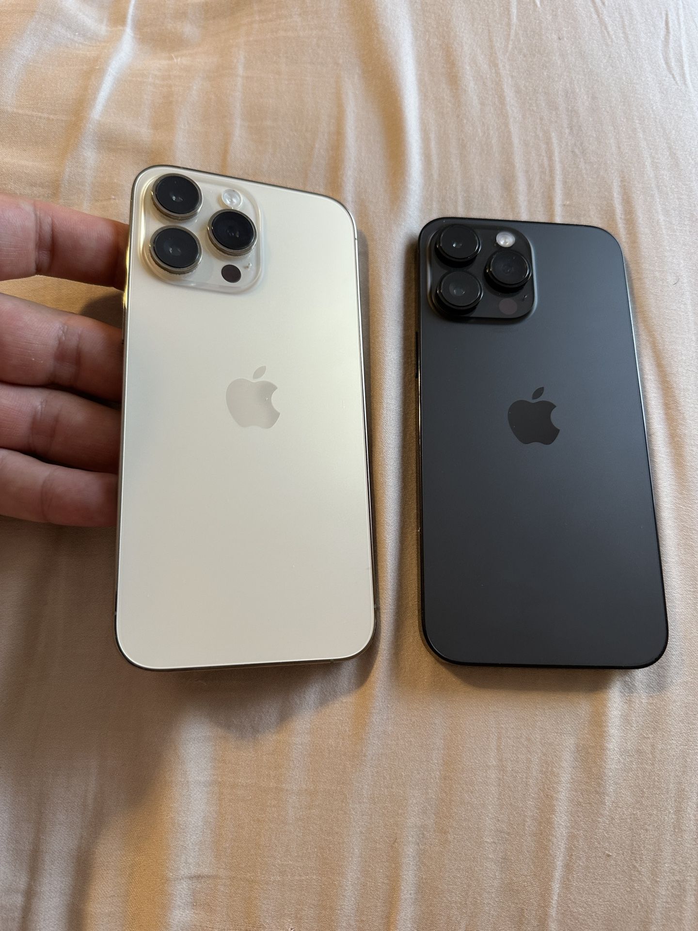 Selling iPhone 14 Pro Max 128GB Any Carrier Unlocked Colors Black/Gold in Very Good Condition