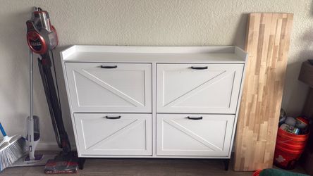 Shoe cabinet